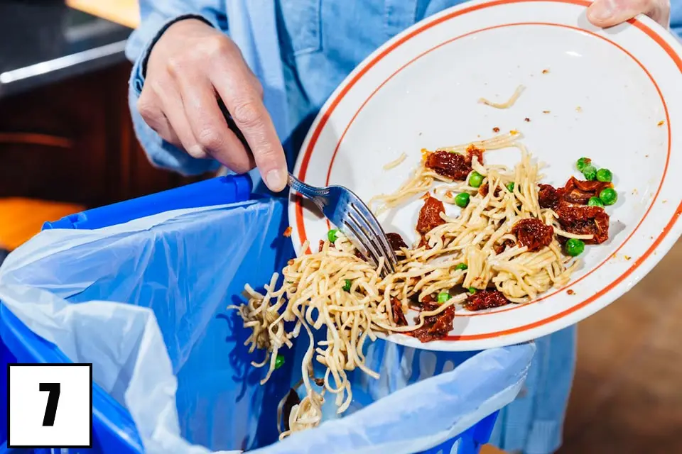 Sprecare acqua buttando cibo nella spazzatura
