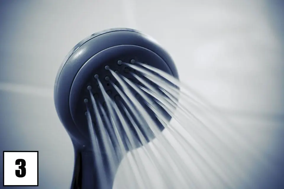 Sprecare acqua con la doccia