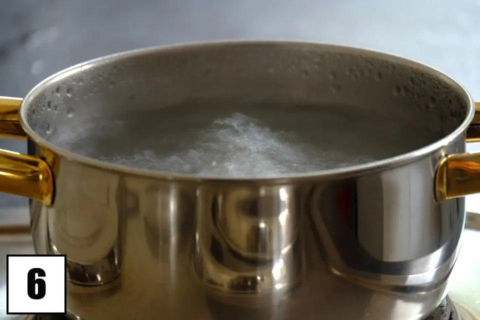 Sprecare acqua in cucina per cucinare