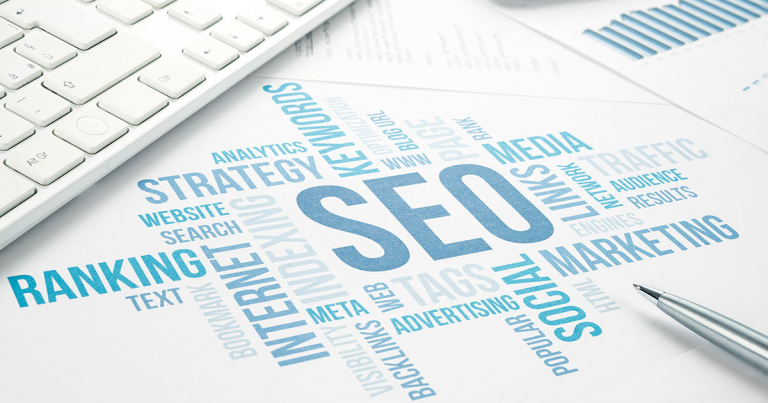 Marketing SEO - una tastiera bianca con un poster con tante scritte sopra
