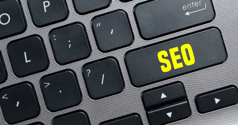 Scritta SEO sul tasto di una tastiera di un notebook