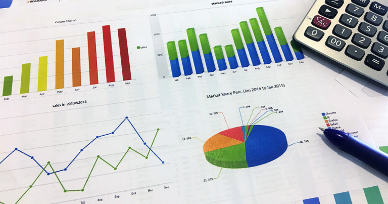 Fogli di carta con statistiche web stampate sopra la scrivania di un'agenzia di Marketing